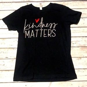 Black t-shirt “kindness matters”